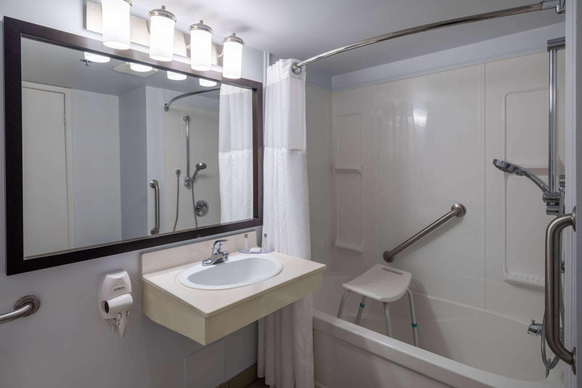 Travelodge Suites By Wyndham Saint John Exteriér fotografie